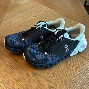 Women’s OnCloud Cloudflyer athletic shoe in size 7